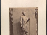 Kat-Nr.636  Kat-Nr.636- Photobestand Vasel, Beschriftung Photo: 121 La statue de bois. P. Sébah, Beschriftung Vasel: Holzstandbild des Schech el-beled. Museum in Giseh. Fundort Saqqara. c. 3700 v. Chr.